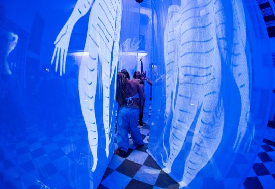 2025: El año en que la Experiencia Phygital salió definitivamente a la calle