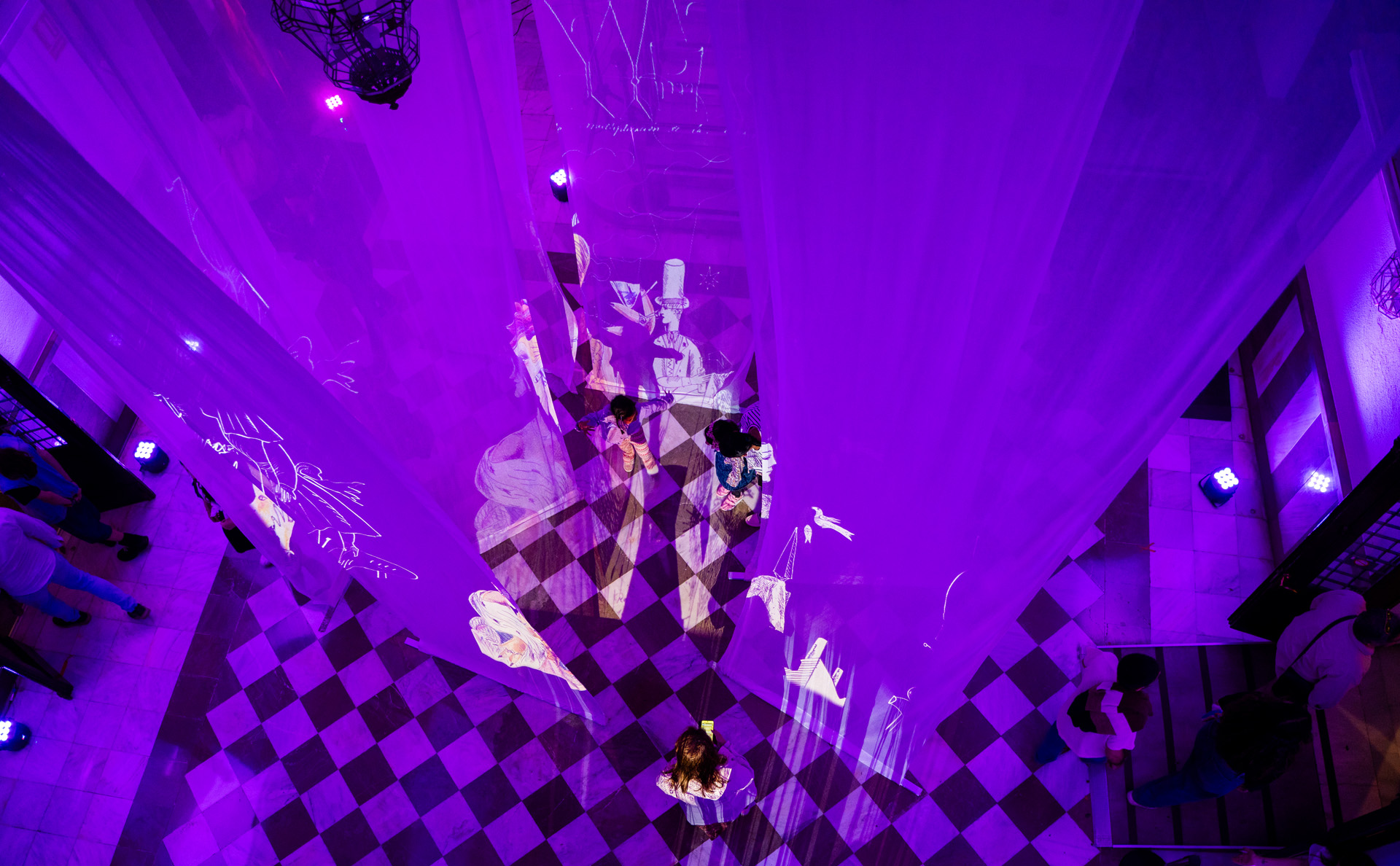 Vista superior de experiencia inmersiva en la Noche en Blanco 2025